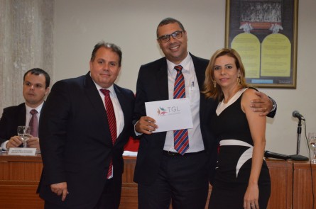 O conselheiro Seccional Luiz Flaviano recebendo o vale consultoria